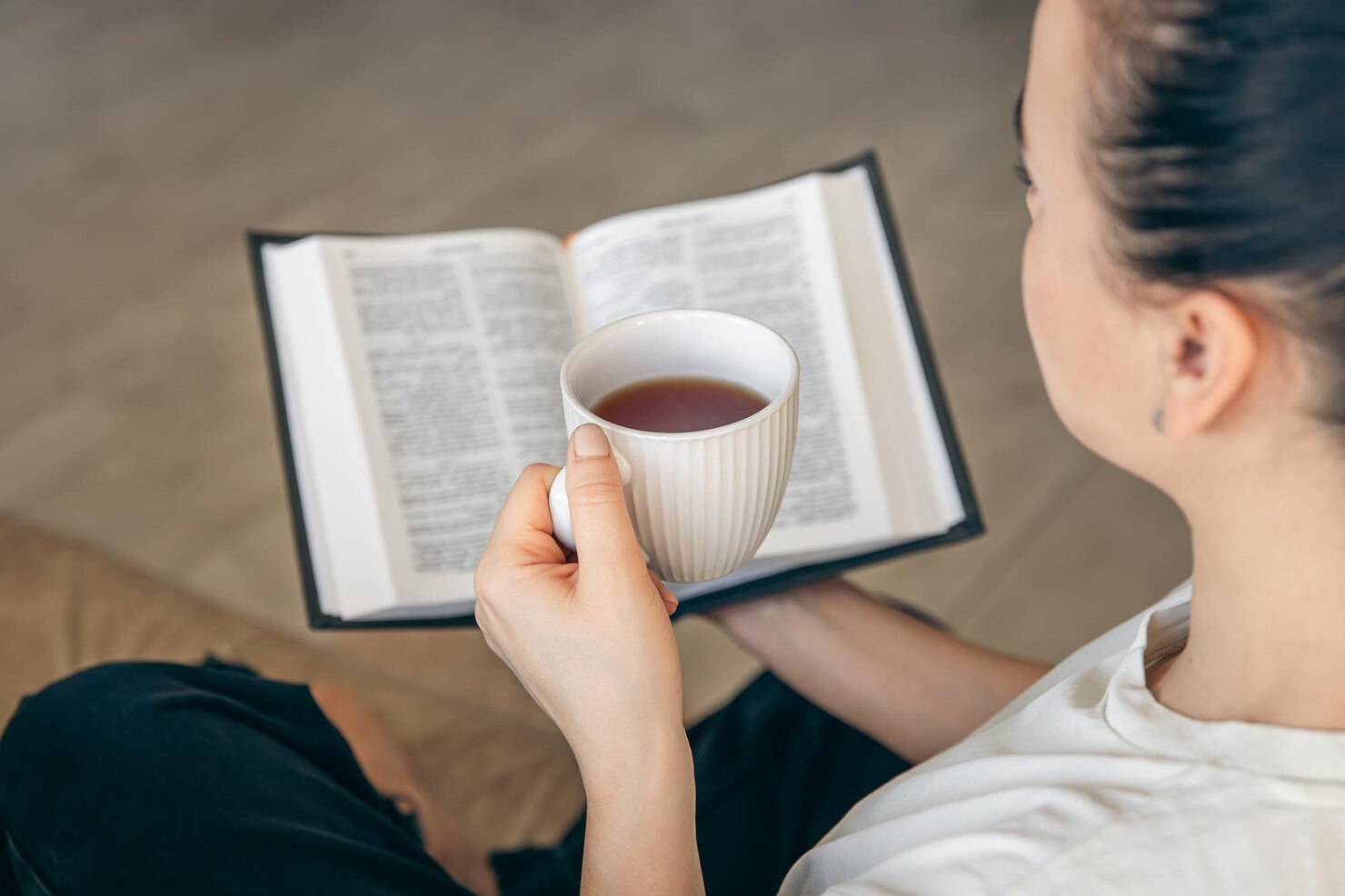 Релаксација со книга и чај
