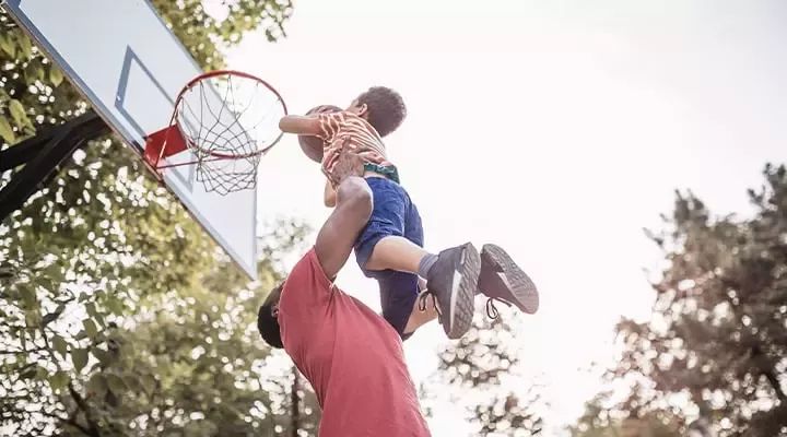 Родител го крева детето да даде кош