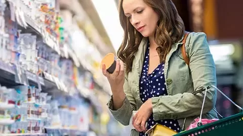 Жена проверува производ во продавница